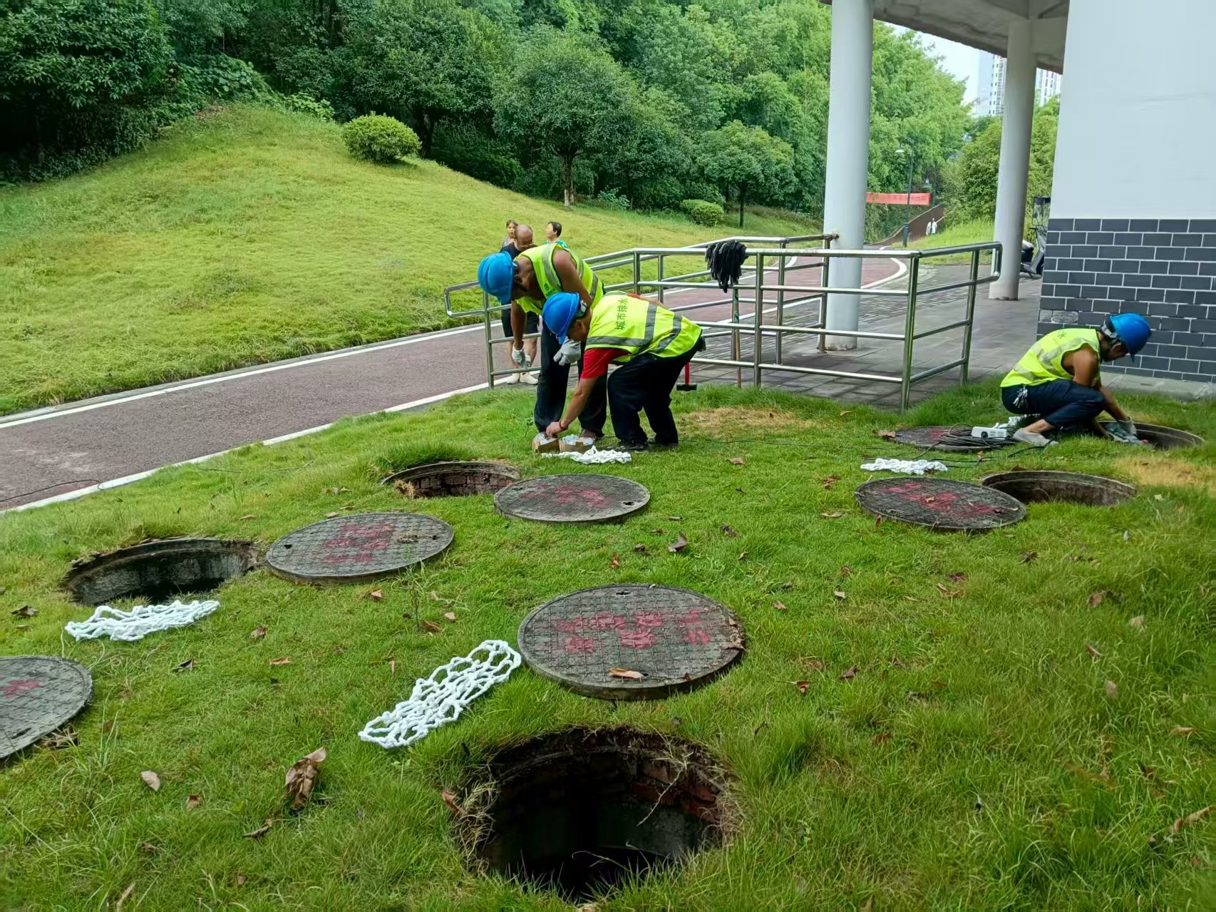 加装窨井盖防坠网.jpg