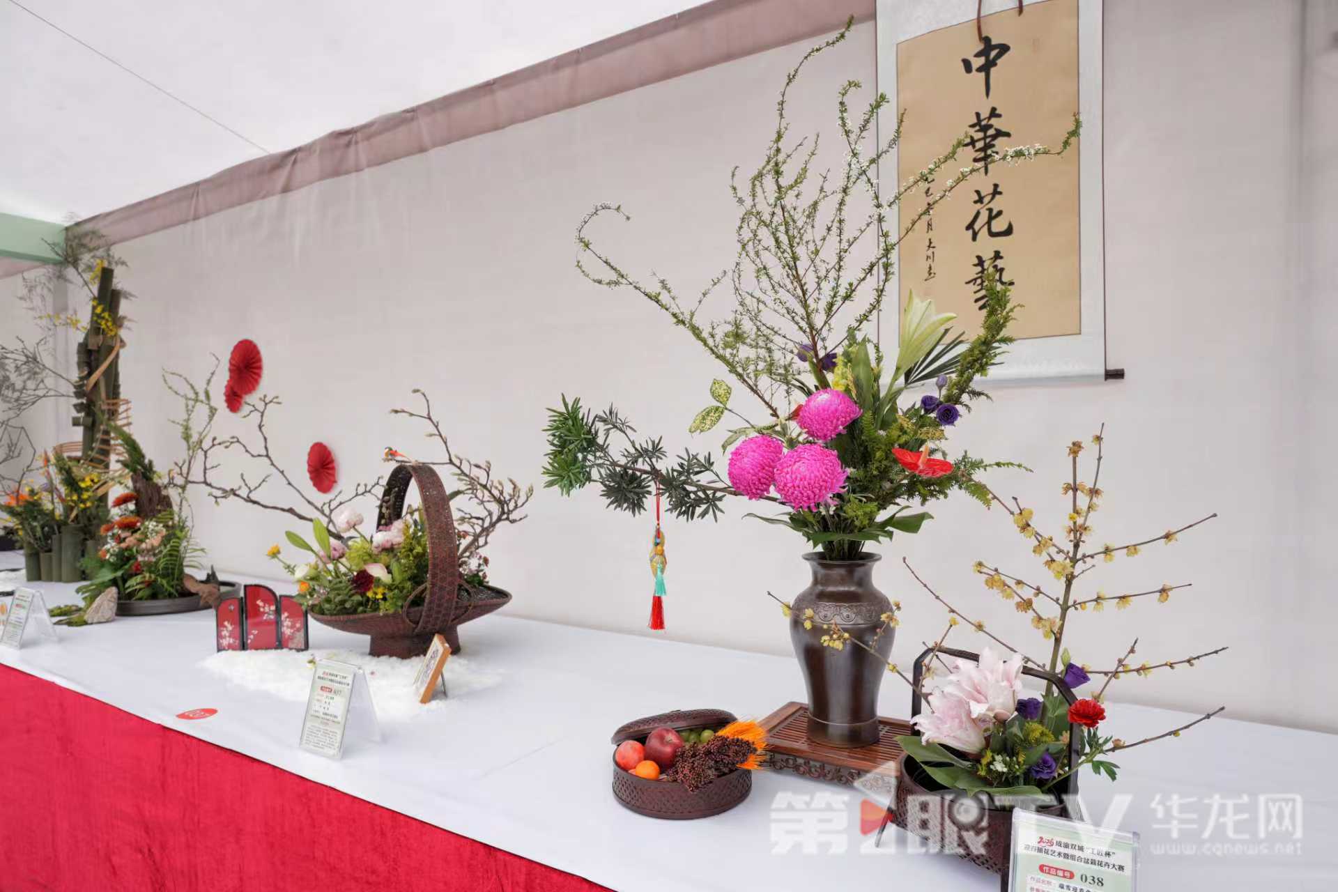 华龙网:视频 成渝花艺大师同台竞技 92件花艺精品陪市民迎新年1.jpg