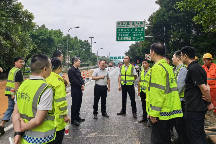 市城市管理局副局长曹阳赴真武山隧道指挥调度抢险工作
