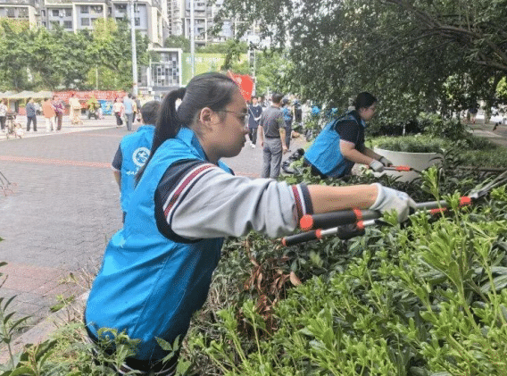 携手九龙坡区城市管理局、石桥铺街道开展“焕新山城迎国庆”环境整治行动,用专业技能为社区环境提升助力。.png