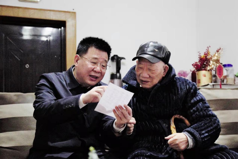 市城市管理局局长谢礼国走访慰问离退休老干部