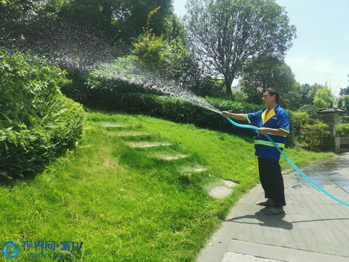 视界网:荣昌园林绿化单位积极抗旱保苗 为树木绿地浇水"解渴"