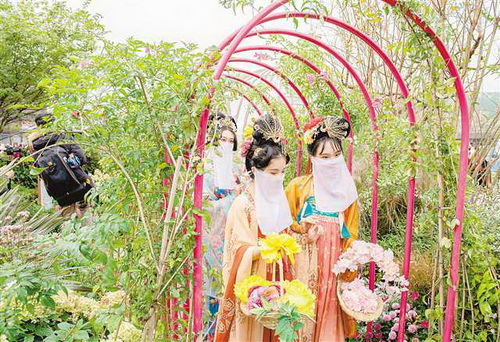 10月21日,参加"川渝快闪汉服花朝"活动的"花仙子"在江北展区内巡游.