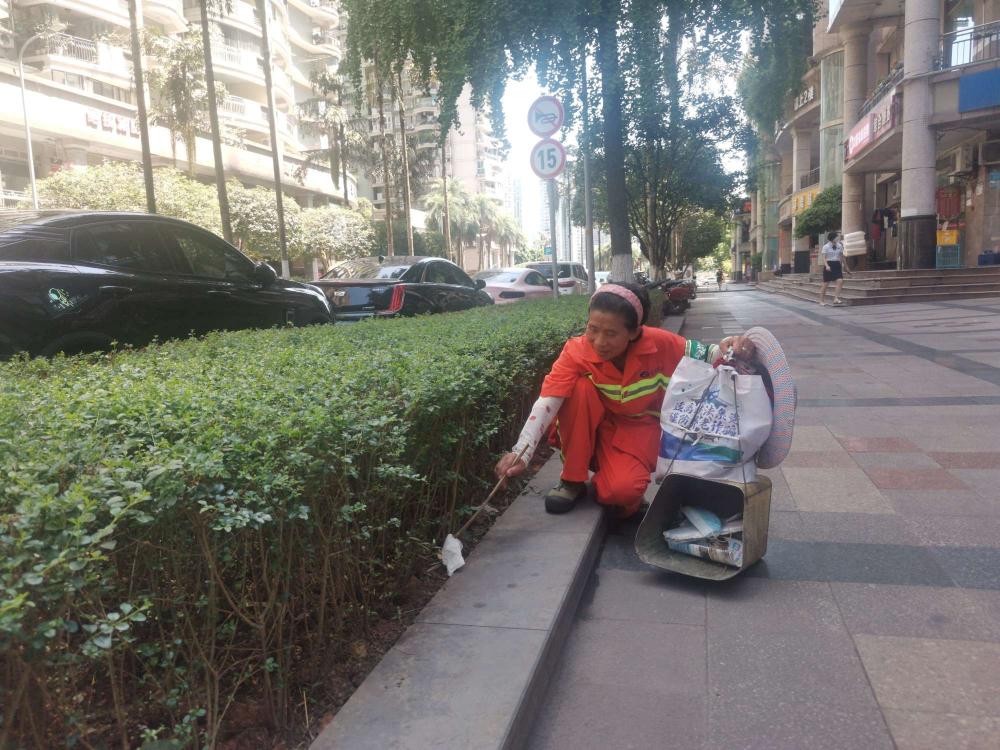 上游新闻:发现重庆之美丨从事环卫工作20多年 拾金不昧的她被评为“重庆好人”.jpg