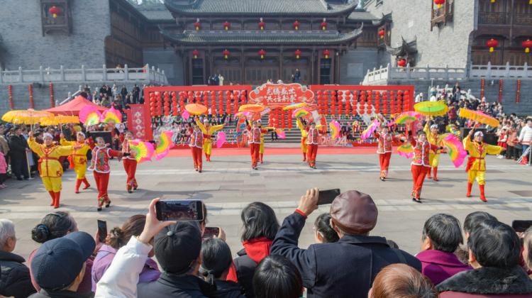 重庆晨报:新春大集人气爆棚.jpg