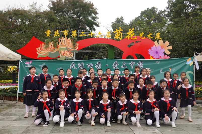 学习强国:共觅菊意秋色 孩子们在菊展中开班会1.png