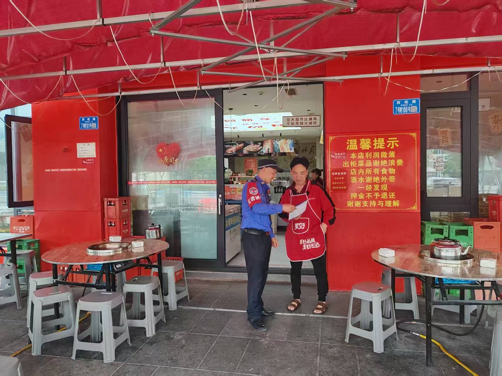 央广网:沙区城管整治废弃油脂 守护市民 “舌尖安全”.jpg