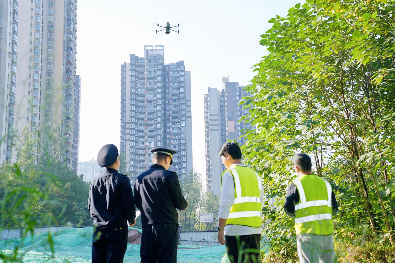 华龙网:无人机化身“天空城管” 让违规施工围挡无所遁形.jpg