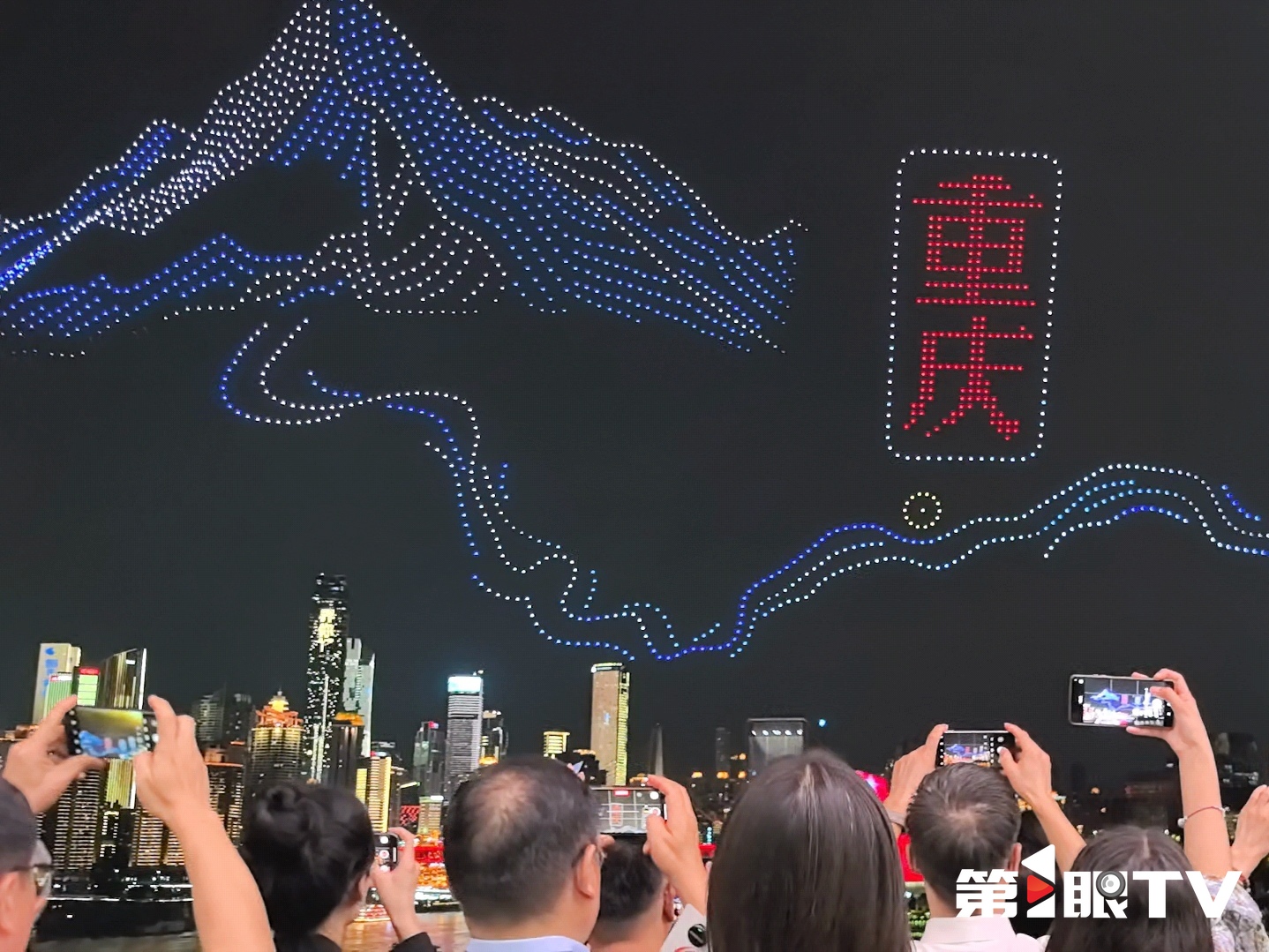 从“写入报告”到“引爆经济”!重庆无人机灯光秀为何成两会焦点? (4).jpg
