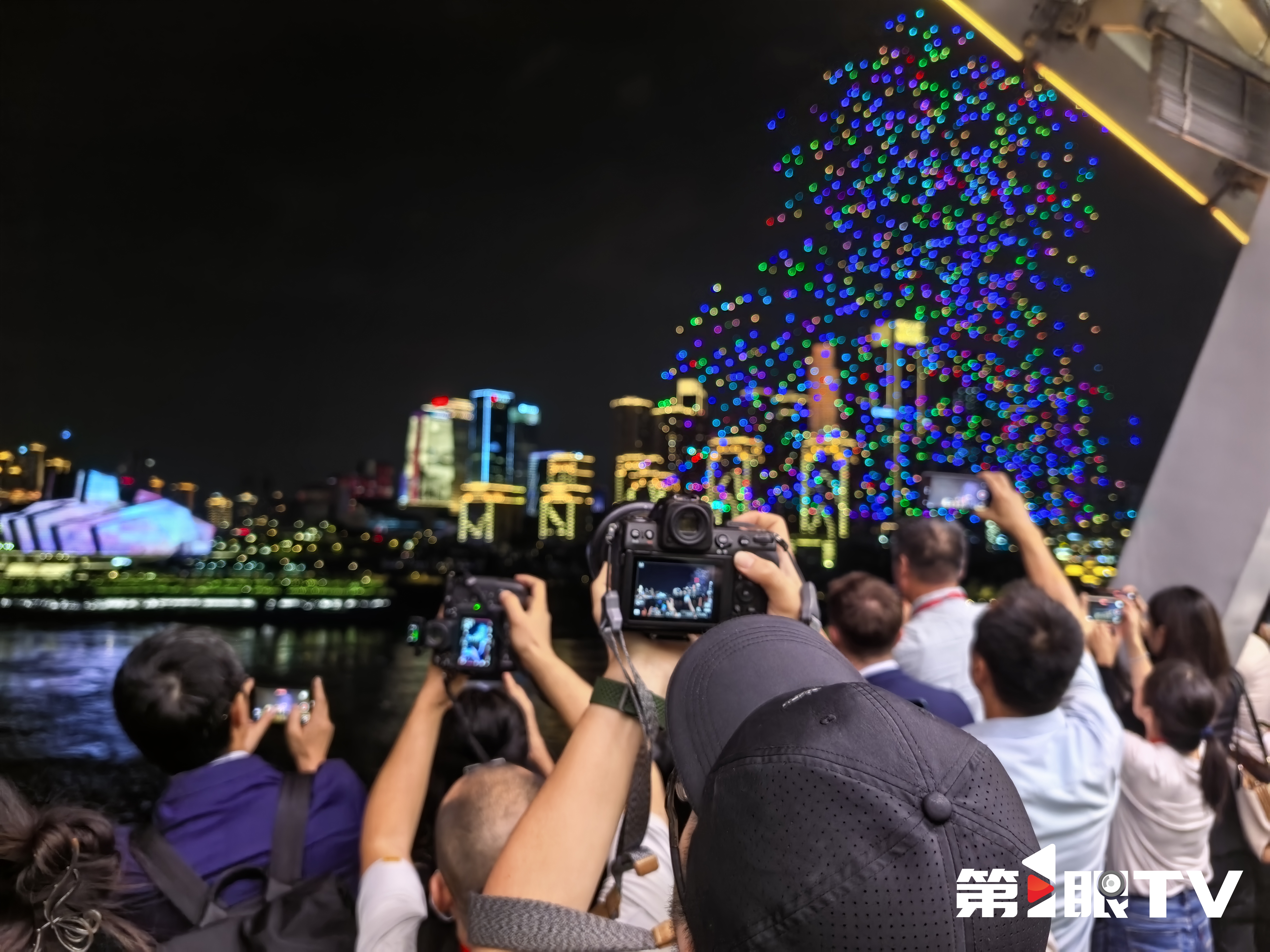 从“写入报告”到“引爆经济”!重庆无人机灯光秀为何成两会焦点? (1).jpg