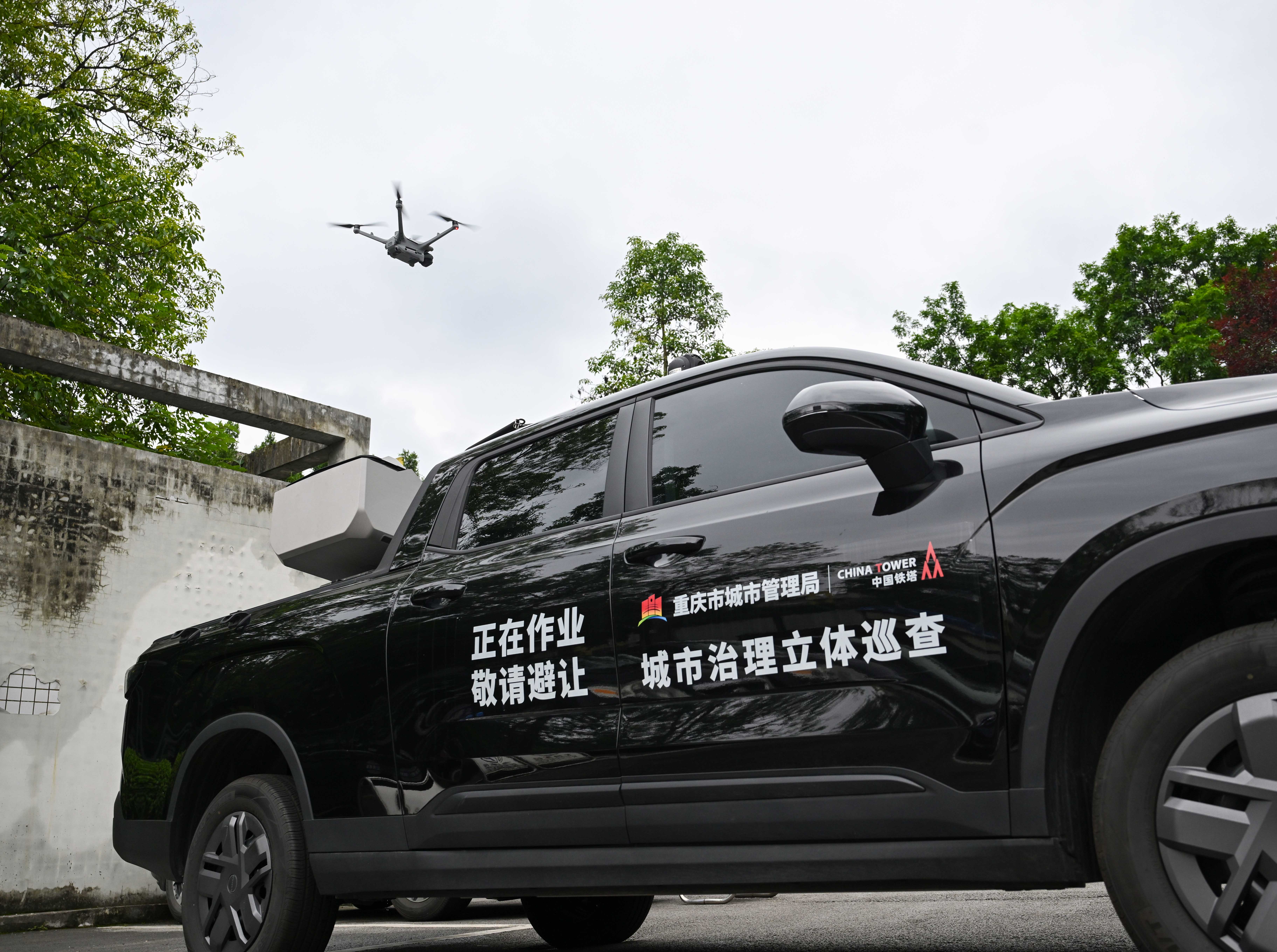 5月18日,低空巡查无人机从城市治理立体巡查车上起飞。.jpg