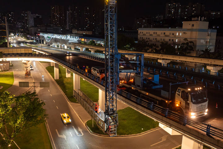 5月20日晚,九龙坡区水碾立交,道桥维护组的检测工程师正在进行桥隧设施检测(无人机照片)。.jpg