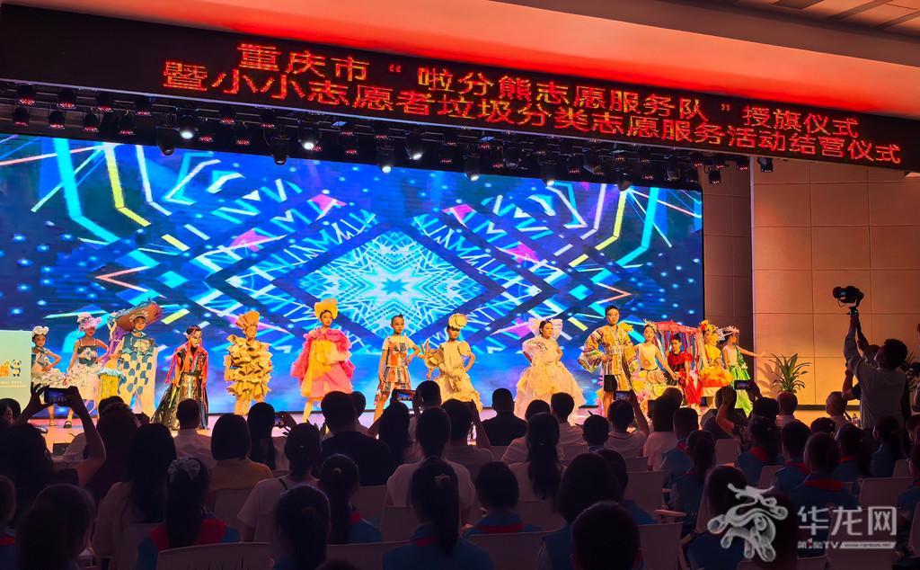 文艺表演《“变废为宝”时装走秀》.jpg