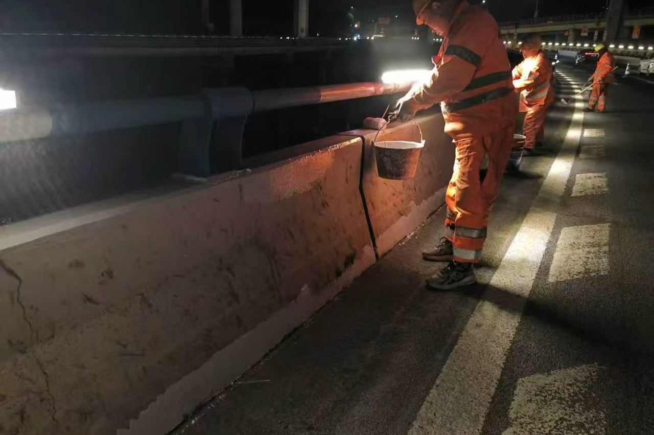 重庆开展道路设施涂装焕新整治作业