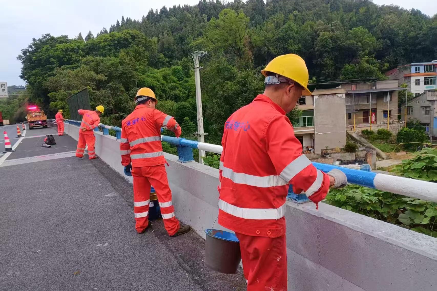 重庆开展道路设施涂装焕新整治作业