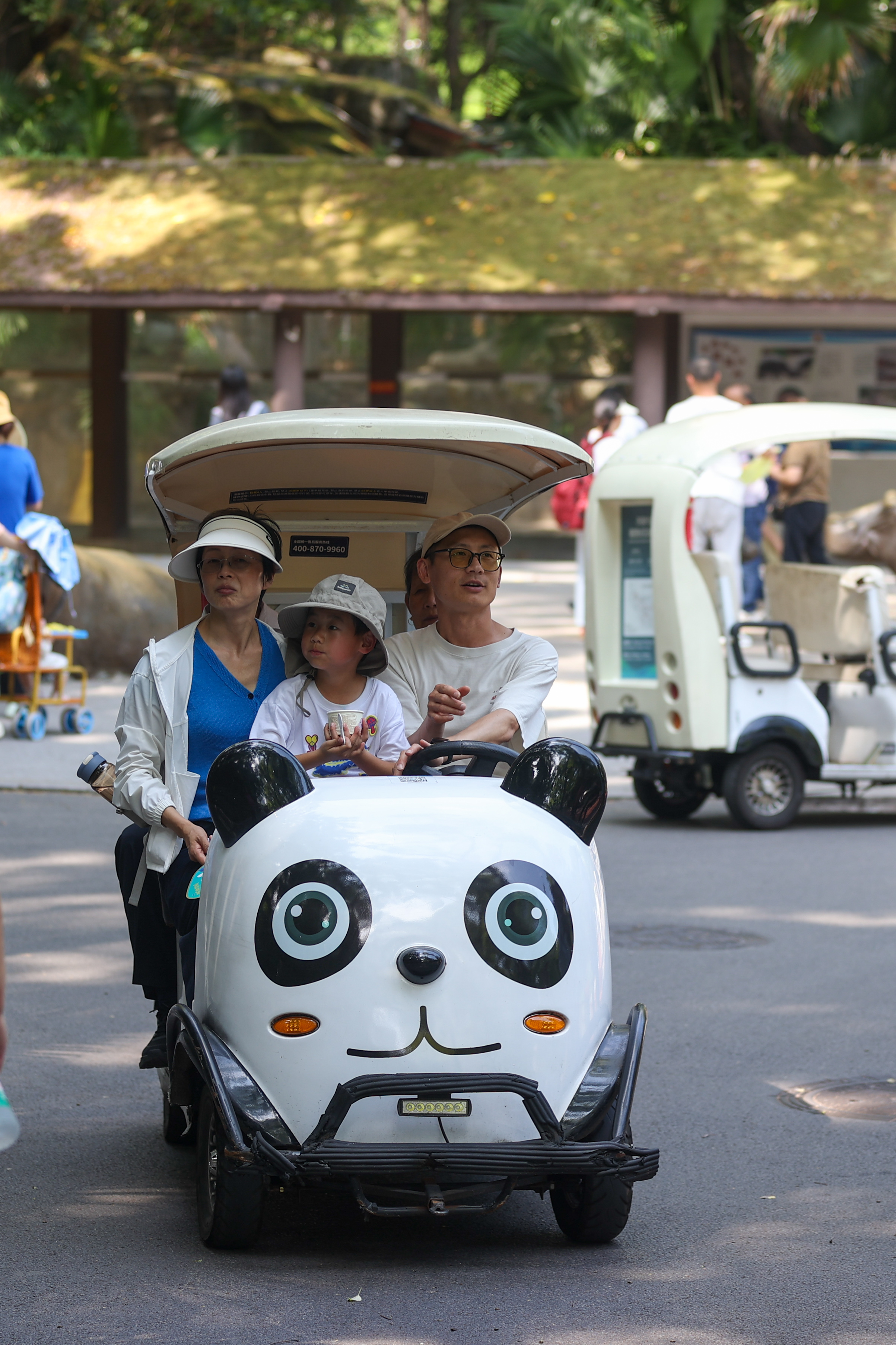 9月5日,重庆动物园,众多市民带着孩子来此游玩..jpg