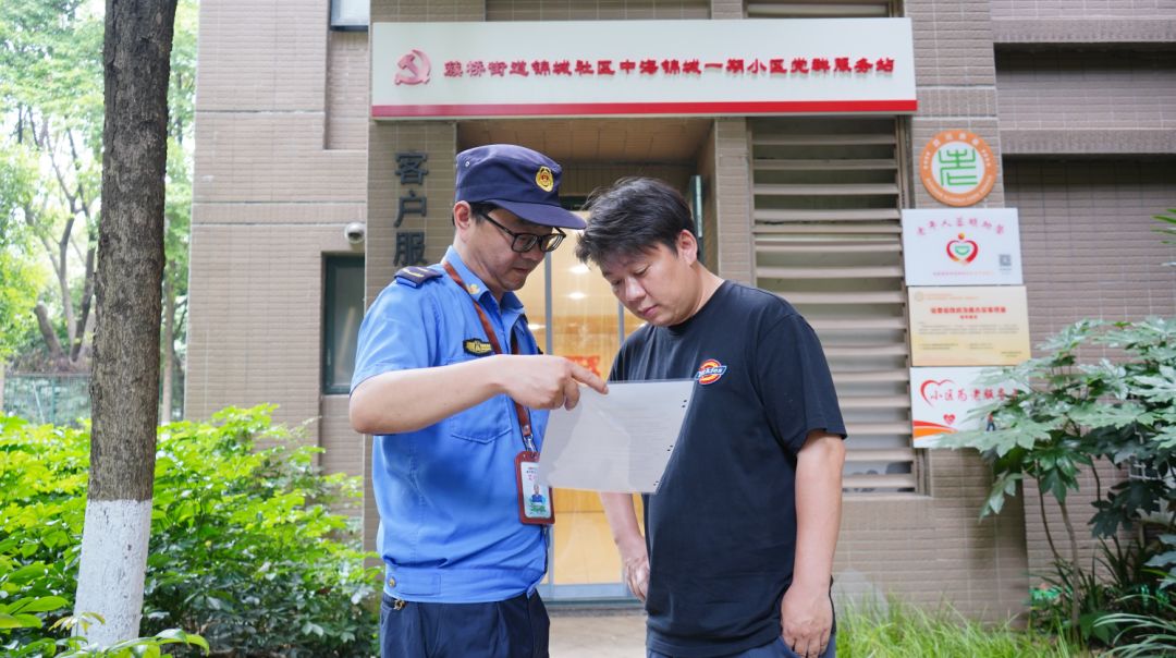 执法队员正在为社区居民讲解相关政策.jpg