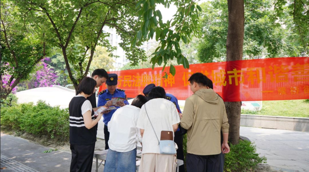 执法队员向社区居民宣传城市管理法律条款.jpg