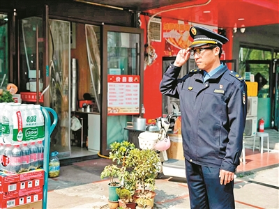 城管执法队员佩戴AI眼镜执法.jpg