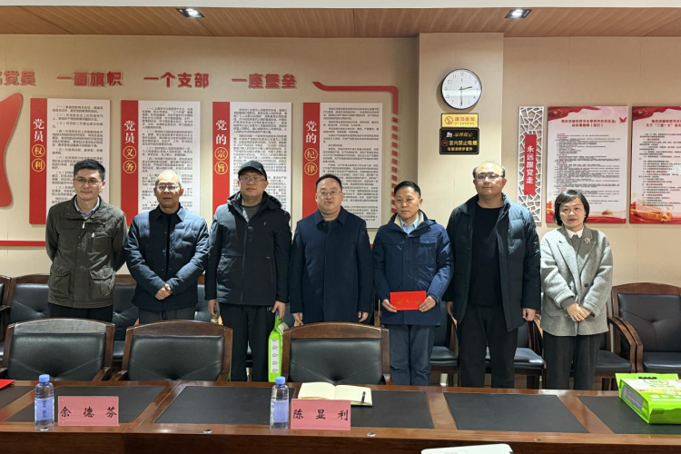 市城市管理局副局长曹阳赴供节水中心慰问困难党员职工