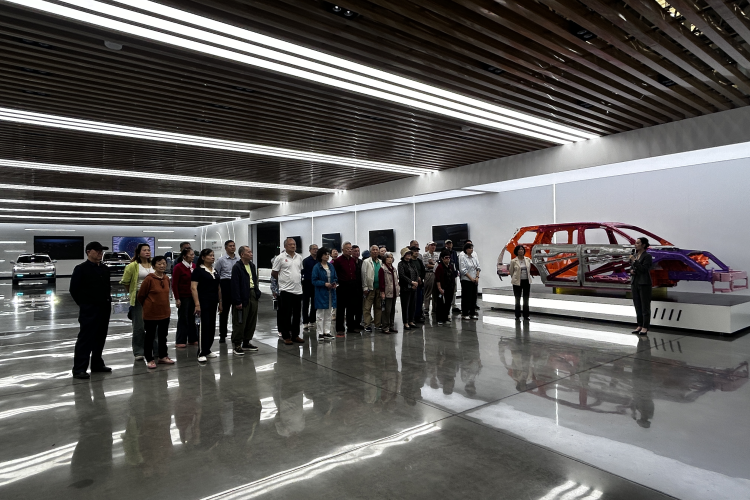 市城市管理局组织离退休老同志参观考察赛力斯超级工厂