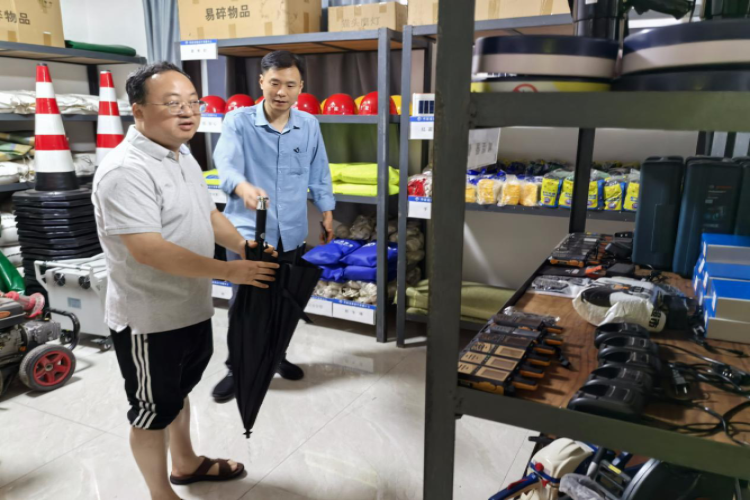 市城市管理局副局长曹阳赴一线指挥调度防汛工作