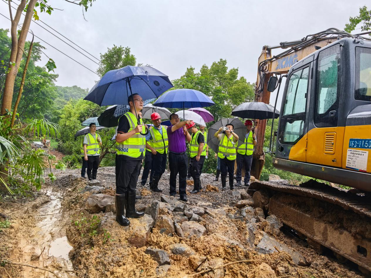 市城市管理局副局长曹阳现场督导内环快速路真武山隧道洞口滑坡抢险救灾工程1.png