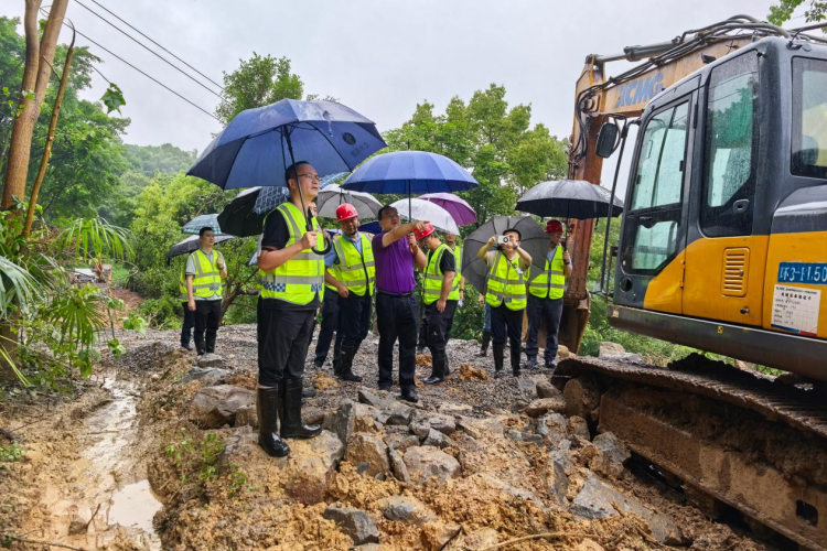 市城市管理局副局长曹阳现场督导内环快速路真武山隧道洞口滑坡抢险救灾工程